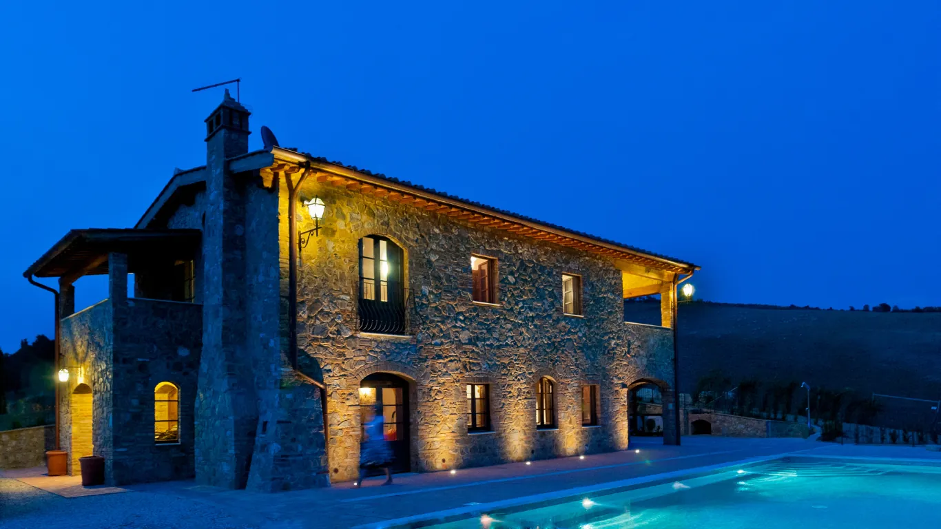 Casale con piscina illuminata