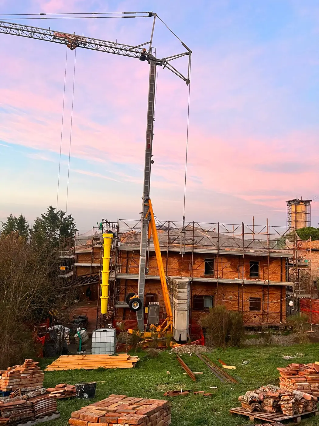 Cantiere al tramonto con gru