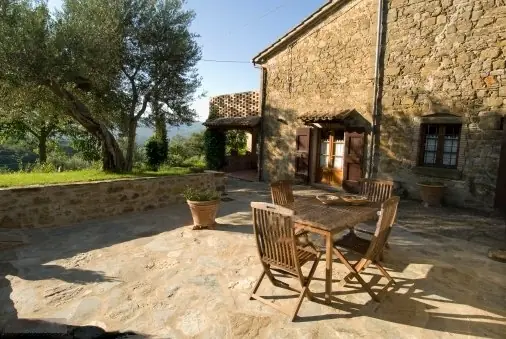 Terrazza in pietra di un casale restaurato in Toscana