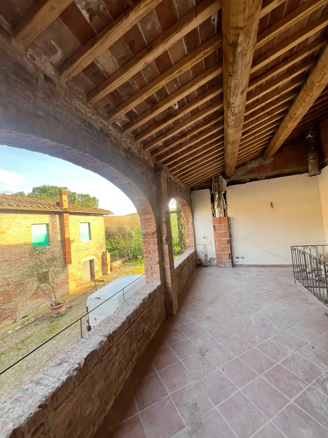 Loggia con archi e travi originali