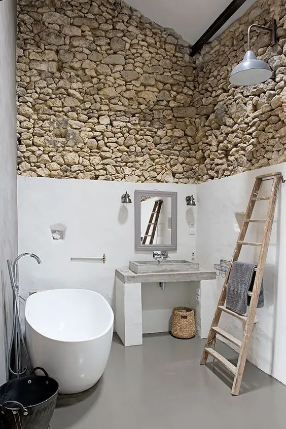 Bagno in pietra e calce