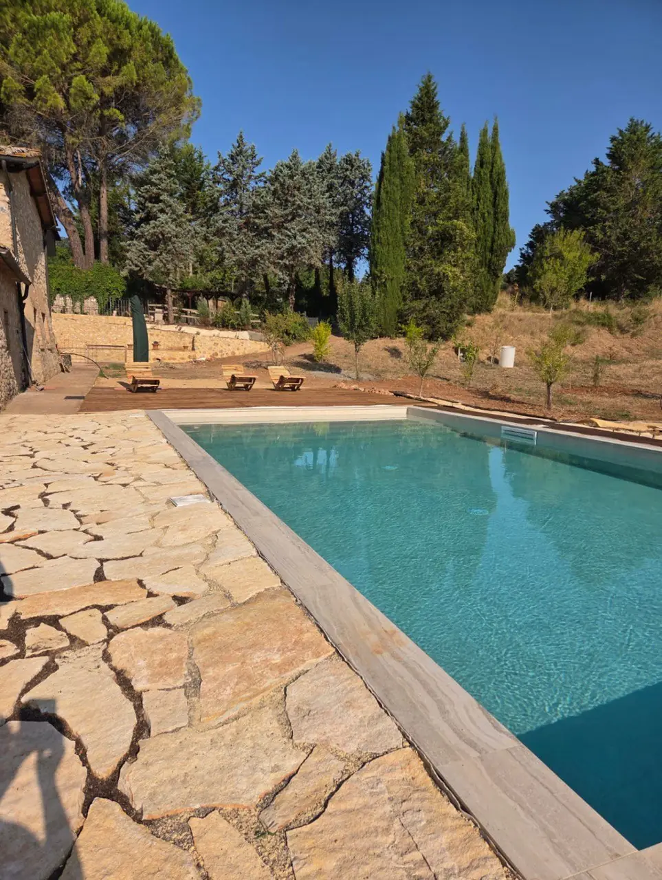 Piscina con bordo in travertino