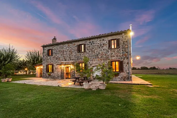 Casale in pietra al tramonto