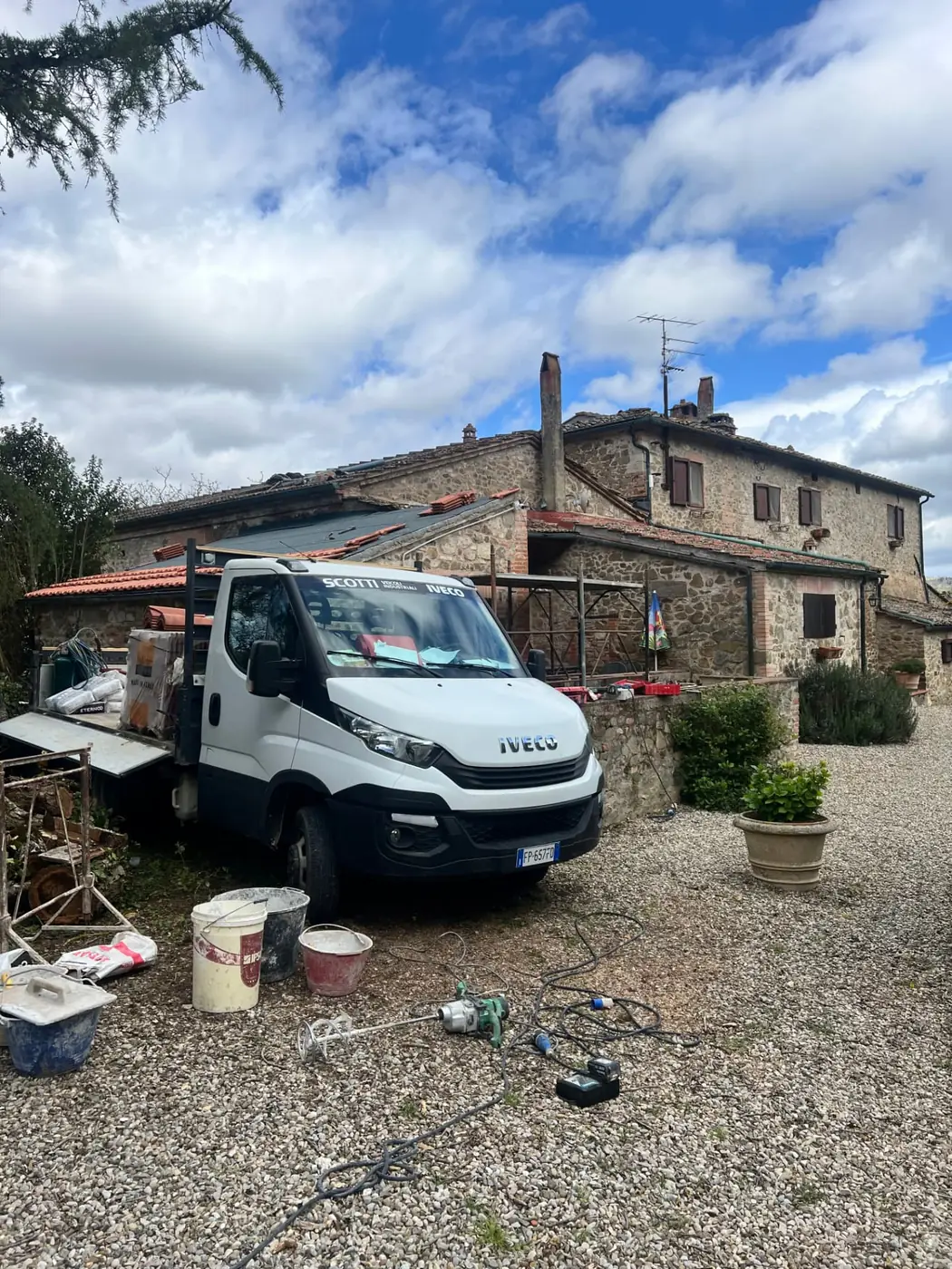 Casale in pietra durante i lavori